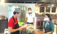 NSƯT Xuân Bắc livestream tại bếp ăn thanh niên để kêu gọi thêm nhiều suất ăn 0 đồng cho người nghèo.