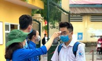 Thanh niên tình nguyện hỗ trợ thí sinh tại chương trình "Tiếp sức mùa thi" năm 2021.