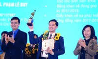 Anh Bùi Quang Huy, Ủy viên dự khuyết T.Ư Đảng, Bí thư thường trực T.Ư Đoàn, Chủ tịch Hội Sinh viên Việt Nam trao giải thưởng Quả Cầu Vàng năm 2020. 