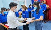 Bí thư T.Ư Đoàn Nguyễn Minh Triết trao học bổng tiếp sức học sinh, sinh viên Bình Định