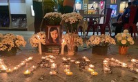 Người dân tại TPHCM thắp nến tưởng nhớ bé gái 8 tuổi bị bạo hành tử vong tại TPHCM. 