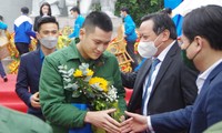 Các đại biểu tặng hoa tân binh lên đường nhập ngũ năm 2022