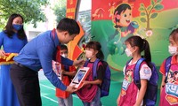 Anh Lê Hải Long, Trưởng Ban Công tác Thiếu nhi T.Ư Đoàn, Phó Chủ tịch thường trực Hội đồng Đội T.Ư trao quà cho các em thiếu nhi Phú Thọ