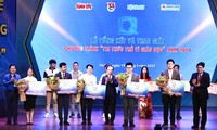 Các đại biểu trao giải cho 5 công trình tiêu biểu nhất chương trình Tri thức trẻ vì giáo dục năm 2021