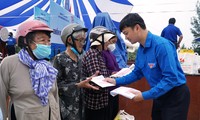  Anh Nguyễn Minh Triết, Bí thư T.Ư Đoàn, Chủ tịch T.Ư Hội SVVN trao quà cho bà con nhân dân trên đảo Phú Quý