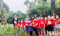 Ban tổ chức tặng công viên xanh cho trường Tiểu học Hoàng Diệu, Ba Đình, Hà Nội