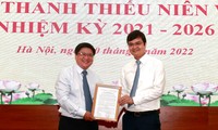 Bí thư thường trực T.Ư Đoàn Bùi Quang Huy trao quyết định Chủ tịch Hội đồng Học viện Thanh thiếu niên Việt Nam cho TS. Trịnh Minh Thái (bên trái)