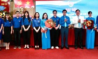 Các đại biểu tặng hoa chúc mừng BCH Đoàn Thanh niên Nhà xuất bản Chính trị quốc gia Sự thật tổ chức Đại hội lần thứ XI, nhiệm kỳ 2022 – 2027