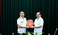 Bộ trưởng Lê Vĩnh Tân trao Quyết định cho tân Phó Chánh Thanh tra Bộ