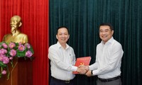 Thống đốc Lê Minh Hưng trao quyết định cho ông Đào Minh Tú. Ảnh VGP 