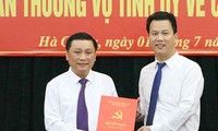 Bí thư Tỉnh ủy Hà Giang Đặng Quốc Khánh (phải) trao Quyết định cho ông Nguyễn Minh Tiến. Ảnh IT