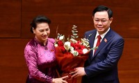 Ông Vương Đình Huệ tặng hoa bà Nguyễn Thị Kim Ngân. Ảnh Như Ý