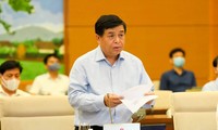 Bộ trưởng Bộ KH&ĐT Nguyễn Chí Dũng báo cáo tại phiên họp. Ảnh Như Ý