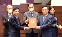 Chủ tịch Quốc hội Vương Đình Huệ trao Nghị quyết về công tác cán bộ