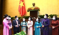 Các đại biểu Quốc hội trao đổi bên lề kỳ họp thứ nhất. Ảnh Như Ý