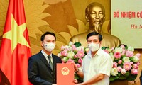 Tổng Thư ký Quốc hội Bùi Văn Cường trao Quyết định bổ nhiệm cho Phó Giám đốc Trung tâm Bồi dưỡng đại biểu dân cử Vũ Văn Hoàng Hà (Ảnh: QH)