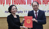 Bộ trưởng Nội vụ Phạm Thị Thanh Trà trao quyết định bổ nhiệm chức danh Vụ trưởng Vụ Tổng hợp cho ông Nguyễn Văn Thủy