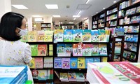 Nhiều nhà xuất bản sách giáo khoa nhưng &apos;giá không giảm lại còn tăng&apos;