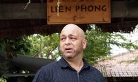 Võ sư Flores tìm gặp Johnny Trí Nguyễn. Ảnh: Vnexpress