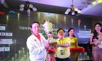 Nhà báo Lê Xuân Sơn, Tổng Biên tập báo Tiền Phong, Trưởng BTC Tiền Phong Golf Championship, trao Cup cho golfer Lê Hùng Nam- nhà vô địch mùa giải đầu tiên