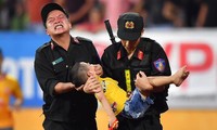 Cảm động hình ảnh cảnh sát nén đau giải cứu CĐV nhí trên sân Thiên Trường