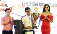 Golfer 13 tuổi Nguyễn Bảo Long trở thành người đầu tiên nhận cúp luân lưu Tiền Phong Golf Championship 2018. Ảnh: Mạnh Thắng