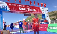 Ông Đoàn Ngọc Hải hoàn thành đường đua 42,195 km ở Tiền Phong Marathon 2020 tại Lý Sơn.
