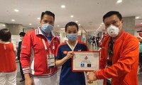 Thuỳ Linh nhận thưởng nóng ảnh Thu Sâm/Đoàn TTVN