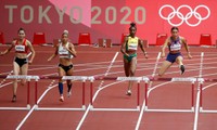 Quách Thị Lan (ngoài cùng, bên trái) giành quyền vào bán kết nội dung 400m rào nữ tại Olympic 2020