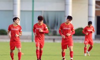 Quang Hải (giữa) đã trở lại tập luyện cùng các đồng đội