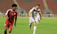 Jameel Al-Yahmadi (trái), cầu thủ nguy hiểm nhất của Oman, lập công trong trận thắng Nepal