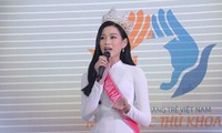 Hoa hậu Đỗ Thị Hà tại lễ vinh danh "Nâng bước thủ khoa 2020" 