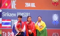 Hoàng Thị Duyên (giữa) bảo vệ thành công HCV SEA Games hạng 59kg nữ. Ảnh: Quý Lượng