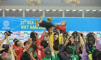 Khoảnh khắc tuyệt đẹp: tuyển thủ U23 Việt Nam &apos;công kênh&apos; HLV Park Hang-seo ăn mừng chiến thắng