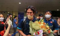 Thầy trò HLV Gong Oh-kyun &apos;nghẹt thở&apos; trong vòng vây người hâm mộ