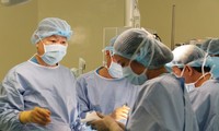Các bác sĩ phẫu thuật cắt khối u gan cho bệnh nhi