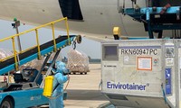 Lô vắc xin COVID-19 được đưa đi kiểm định trước khi chủng ngừa