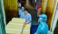 Ảnh: Các đơn vị nhận thuốc kháng virus Molnupiravir tại Công ty Sapharco vào tối 26.9- ảnh N.L
