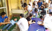 Bệnh viện phải kê thêm giường ở hành lang và sân để khám, chữa cho học sinh. Ảnh: NT