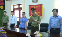 Ông Hoàng Tiến Đức (bên phải ngoài cùng). Ảnh cắt từ clip do công an cung cấp.
