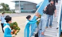 Đoàn du khách quốc tế đầu tiên xuống sân bay Đà Nẵng vào chiều nay