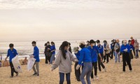 Hàng trăm &apos;áo xanh&apos; dọn rác làm sạch bãi biển Đà Nẵng