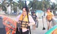Giới trẻ đổ xô xuống biển Đà Nẵng trải nghiệm chèo SUP từ tinh mơ