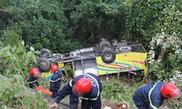 Vụ xe chở 21 sinh viên rơi xuống đèo Hải Vân, xe lao vực do mất phanh. Ảnh: Thanh Trần