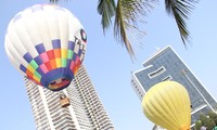 Du khách hào hứng trải nghiệm bay khinh khí cầu bên bờ biển Đà Nẵng