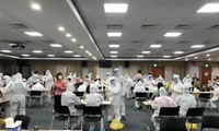Cơ quan chức năng lấy mẫu xét nghiệm cho công nhân tỉnh Bắc Ninh