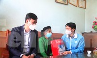 Anh Nguyễn Ngọc Lương, Bí thư BCH Trung ương Đoàn, Chủ tịch Hội LHTN Việt Nam (bên phải) thăm và tặng quà gia đình liệt sỹ ở huyện Sơn Động