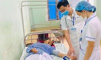 Bác sĩ Trung tâm Y tế huyện Lục Nam kiểm tra sức khỏe của bệnh nhân sau phẫu thuật