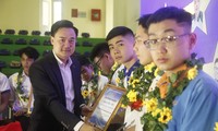 Anh Trần Văn Đăng, Phó Bí thư Tỉnh Đoàn Bắc Ninh trao danh hiệu "Sinh viên 5 tốt"