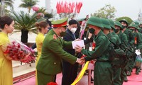 Thiếu tướng Nguyễn Văn Long, Thứ trưởng Bộ Công (hàng đầu) và Bí thư Tỉnh ủy Bắc Giang Dương Văn Thái (thứ 2) động viên tân binh lên đường nhập ngũ